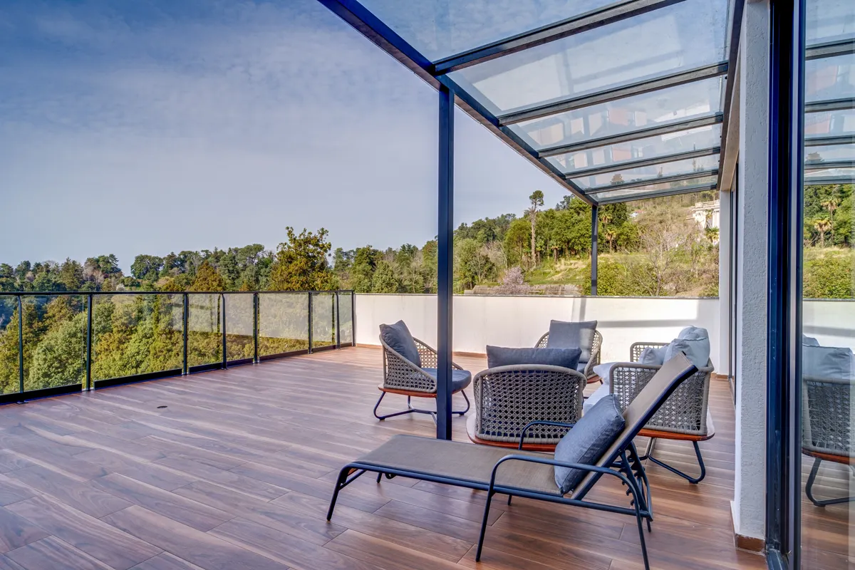 Large residential windows protected with exterior glass sealing